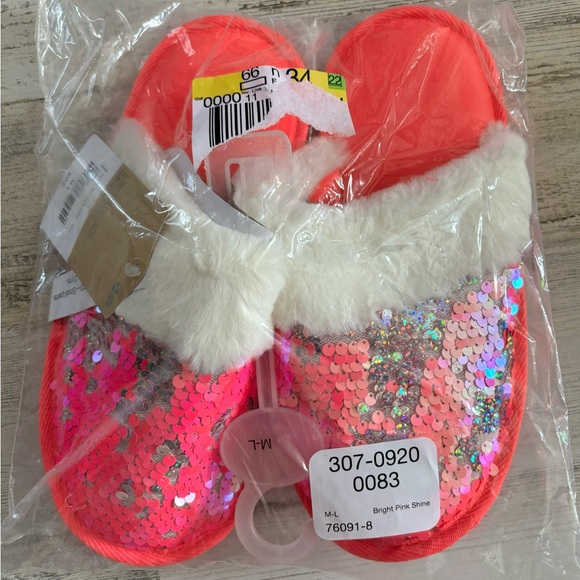 Thereabouts Girls Bright Pink Slippers Size M-L - Picture 2 of 3